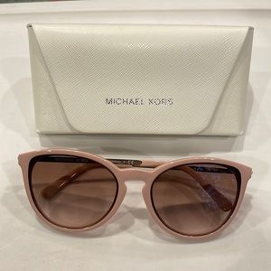 Michael Kors CHAMONIX. Frame color: pink 335013. Lens: light brown gradient.
